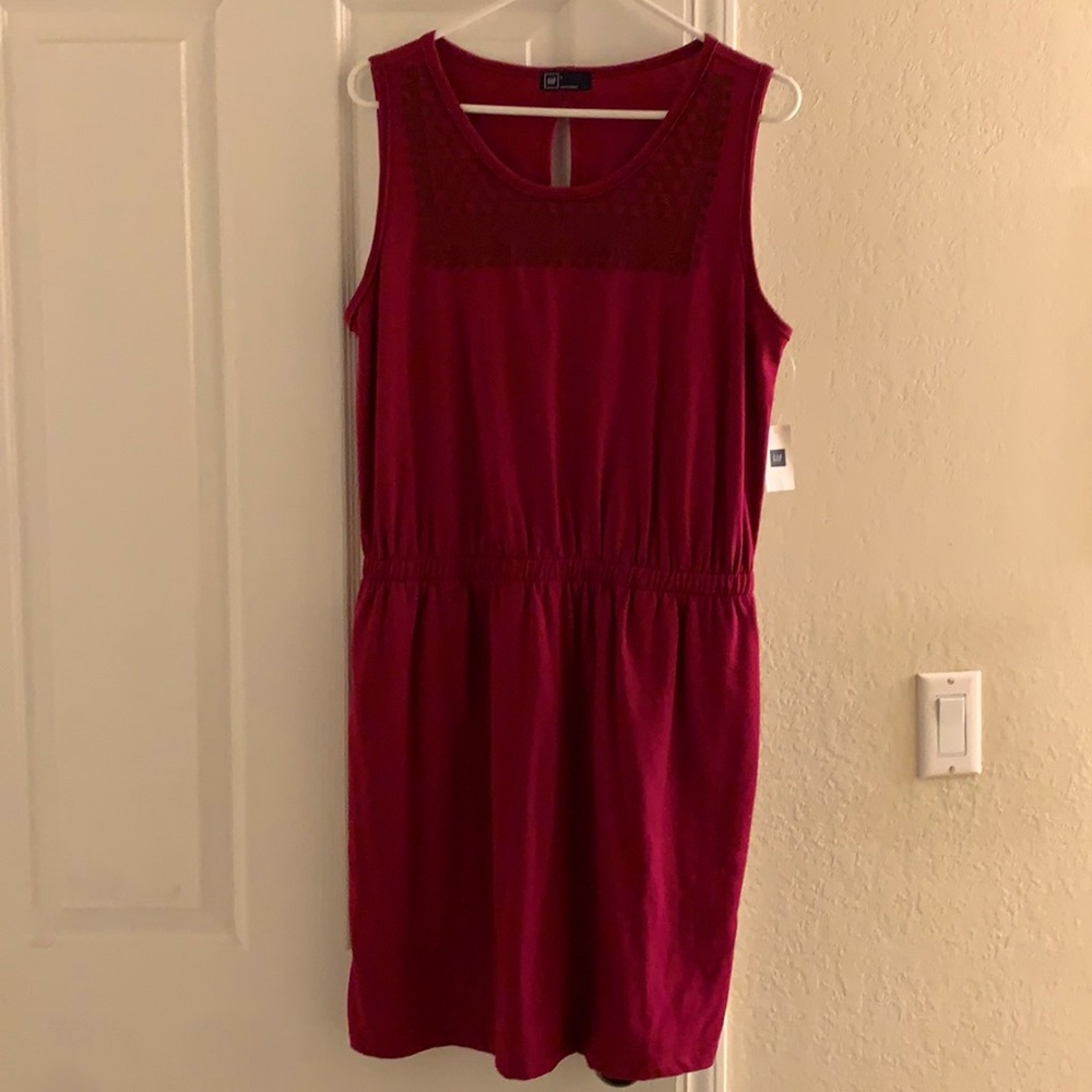Gap cotton dress with pockets in magenta color